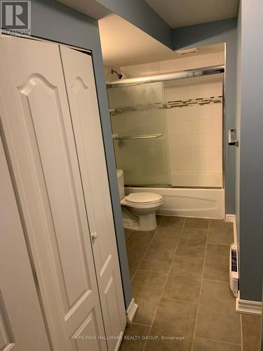 Apt  3 - Lower level / 4 piece bathroom - 212 Flora Street, Ottawa, ON - Indoor Photo Showing Bathroom