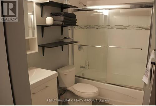 Apt  3 - Lower level / 4 piece bathroom - 212 Flora Street, Ottawa, ON - Indoor Photo Showing Bathroom