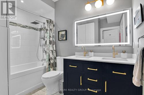 Apt 1 - Main floor / 5 piece Bathroom - 212 Flora Street, Ottawa, ON - Indoor Photo Showing Bathroom