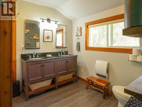 1819 Roberts Road, Powell River, BC - Indoor Photo Showing Bathroom
