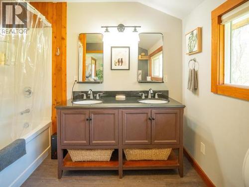 1819 Roberts Road, Powell River, BC - Indoor Photo Showing Bathroom