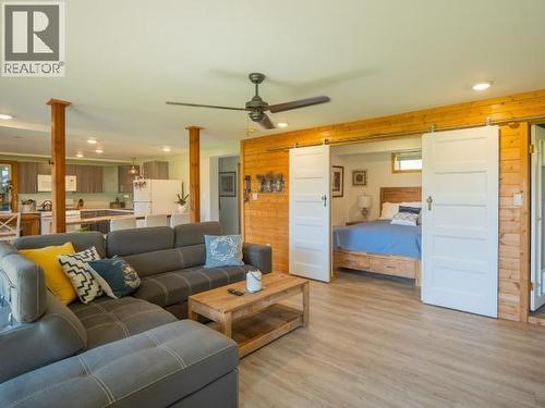 1819 Roberts Road, Powell River, BC - Indoor Photo Showing Living Room