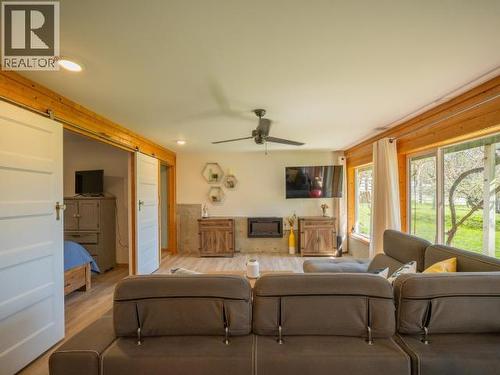 1819 Roberts Road, Powell River, BC - Indoor Photo Showing Living Room