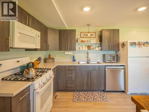 1819 Roberts Road, Powell River, BC - Indoor Photo Showing Kitchen With Double Sink