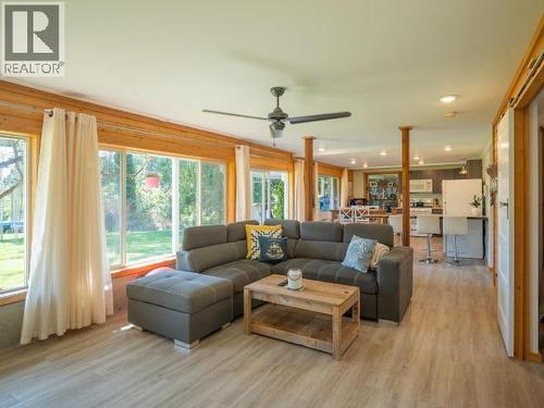 1819 Roberts Road, Powell River, BC - Indoor Photo Showing Living Room