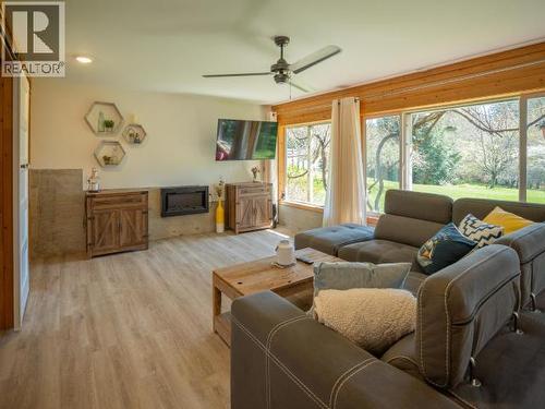 1819 Roberts Road, Powell River, BC - Indoor Photo Showing Living Room