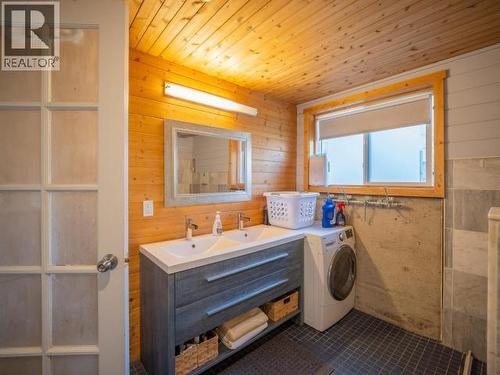1819 Roberts Road, Powell River, BC - Indoor Photo Showing Laundry Room