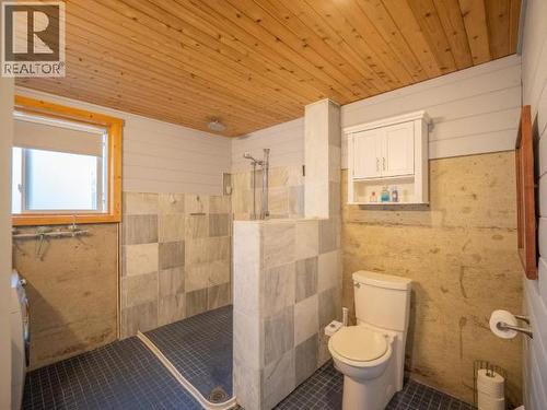 1819 Roberts Road, Powell River, BC - Indoor Photo Showing Bathroom
