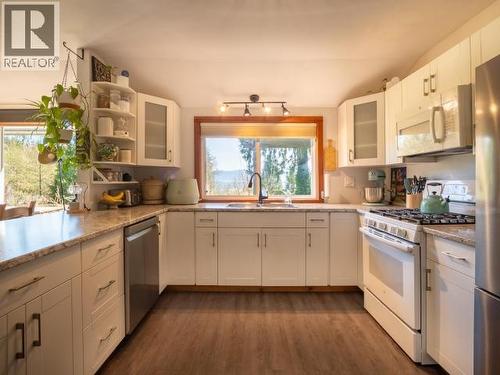1819 Roberts Road, Powell River, BC - Indoor Photo Showing Kitchen