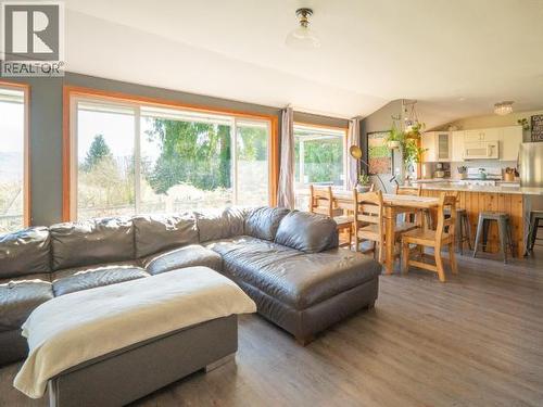 1819 Roberts Road, Powell River, BC - Indoor Photo Showing Living Room