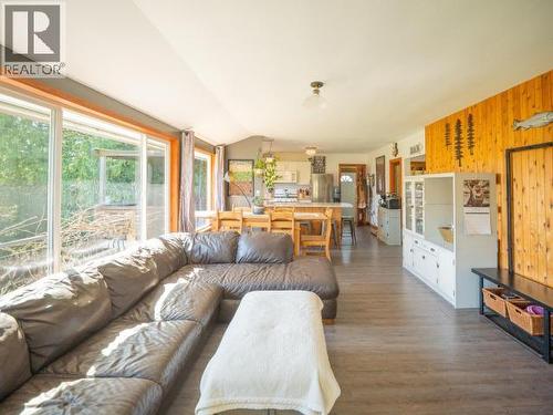 1819 Roberts Road, Powell River, BC - Indoor Photo Showing Living Room