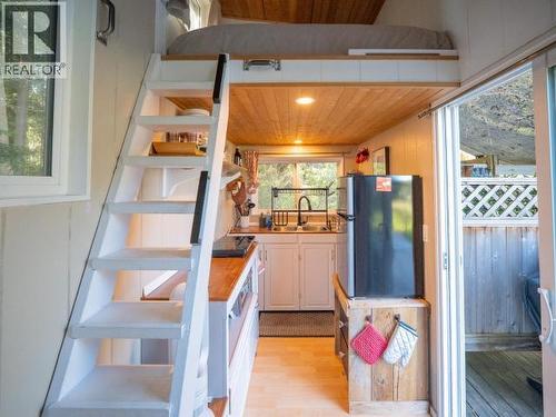 1819 Roberts Road, Powell River, BC - Indoor Photo Showing Kitchen