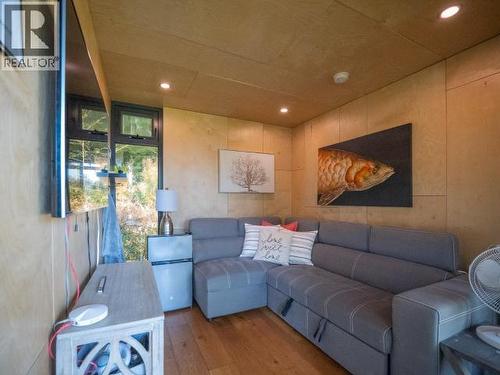 1819 Roberts Road, Powell River, BC - Indoor Photo Showing Living Room