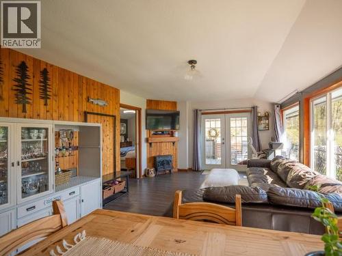 1819 Roberts Road, Powell River, BC - Indoor Photo Showing Living Room