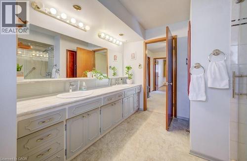 564 Glen Manor Boulevard, Waterloo, ON - Indoor Photo Showing Bathroom