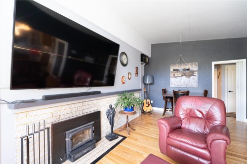 1804 Richardson St, Victoria, BC - Indoor Photo Showing Living Room With Fireplace
