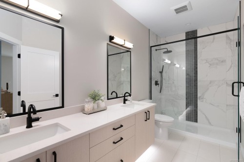 2284 Malaview Ave, Sidney, BC - Indoor Photo Showing Bathroom
