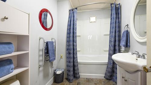 3782 River Drive, Blue River, BC - Indoor Photo Showing Bathroom