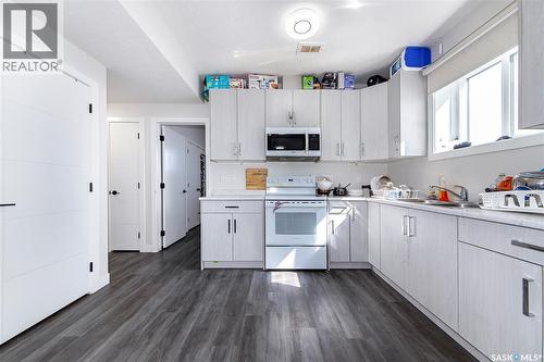 123 Mcarthur Lane, Saskatoon, SK - Indoor Photo Showing Kitchen