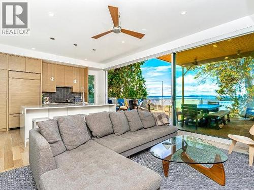 2924 Malaspina Promenade, Savary Island, BC - Indoor Photo Showing Living Room