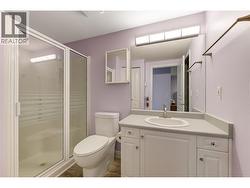 Main bathroom with laundry - 