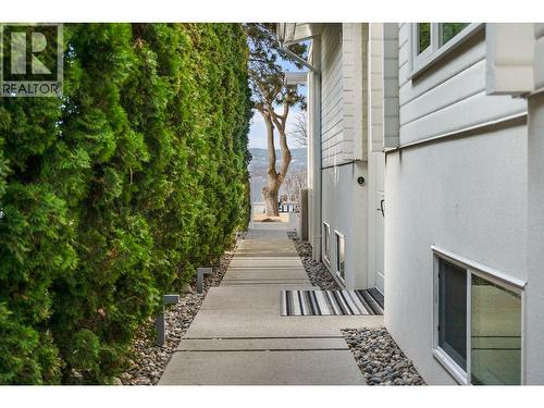 4110 Lakeshore Road, Kelowna, BC - Outdoor