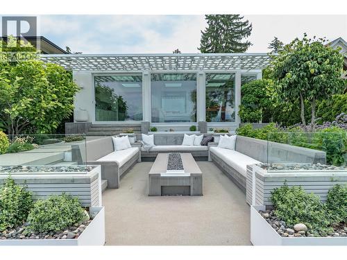 A backyard oasis with a 14 person seated gas fire pit with built in speakers and a wind dam - 4110 Lakeshore Road, Kelowna, BC - Outdoor