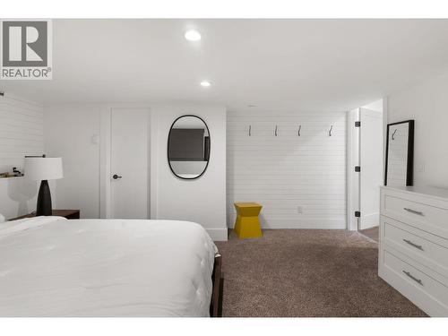 4110 Lakeshore Road, Kelowna, BC - Indoor Photo Showing Bedroom