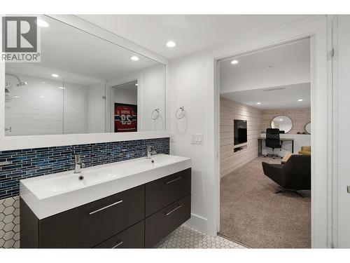 Jack and Jill Bathroom - 4 PC - 4110 Lakeshore Road, Kelowna, BC - Indoor Photo Showing Bathroom