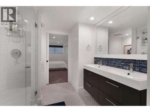 4110 Lakeshore Road, Kelowna, BC - Indoor Photo Showing Bathroom