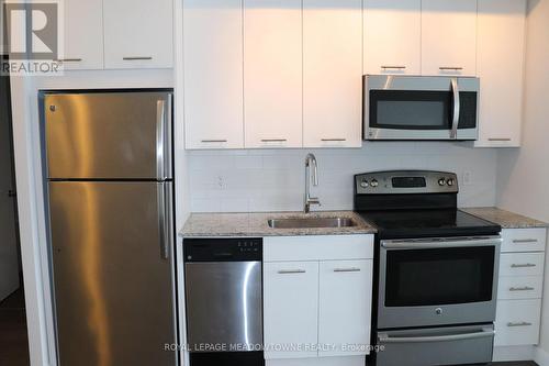 903 - 2055 Danforth Avenue, Toronto, ON - Indoor Photo Showing Kitchen With Upgraded Kitchen