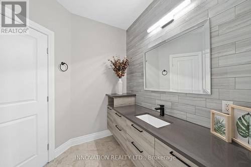 6635 Old Forest Drive, Ottawa, ON - Indoor Photo Showing Bathroom