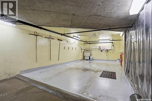 432 325 Keevil Crescent, Saskatoon, SK - Indoor Photo Showing Garage