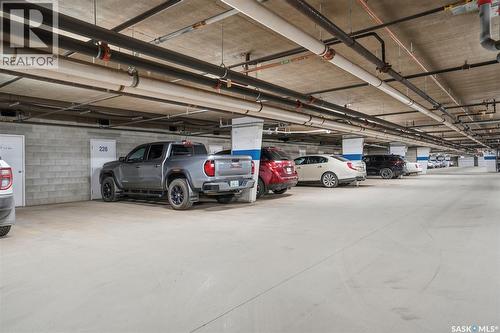 432 325 Keevil Crescent, Saskatoon, SK - Indoor Photo Showing Garage