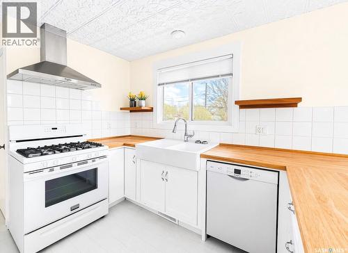 451 3Rd Avenue Nw, Swift Current, SK - Indoor Photo Showing Kitchen