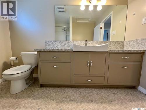 451 3Rd Avenue Nw, Swift Current, SK - Indoor Photo Showing Bathroom