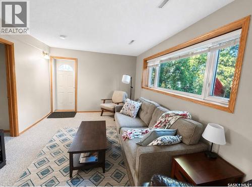 451 3Rd Avenue Nw, Swift Current, SK - Indoor Photo Showing Living Room