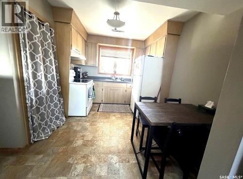 451 3Rd Avenue Nw, Swift Current, SK - Indoor Photo Showing Kitchen With Double Sink