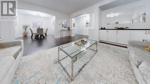 15 Rolling Rock Way, Brampton, ON - Indoor Photo Showing Living Room