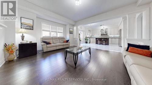 15 Rolling Rock Way, Brampton, ON - Indoor Photo Showing Living Room