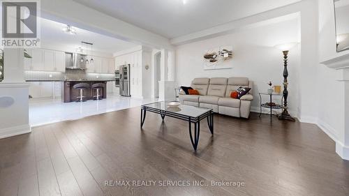 15 Rolling Rock Way, Brampton, ON - Indoor Photo Showing Living Room