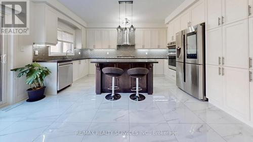 15 Rolling Rock Way, Brampton, ON - Indoor Photo Showing Kitchen With Upgraded Kitchen