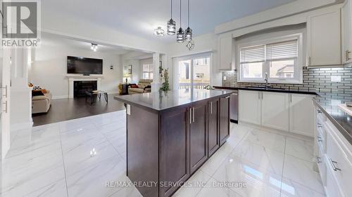 15 Rolling Rock Way, Brampton, ON - Indoor Photo Showing Kitchen With Upgraded Kitchen