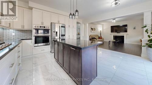 15 Rolling Rock Way, Brampton, ON - Indoor Photo Showing Kitchen With Upgraded Kitchen
