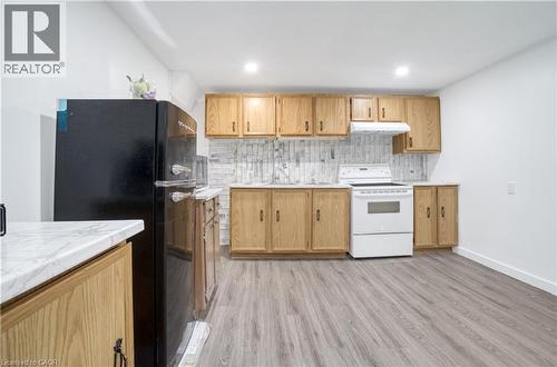 60 Lysanda Avenue, London, ON - Indoor Photo Showing Kitchen