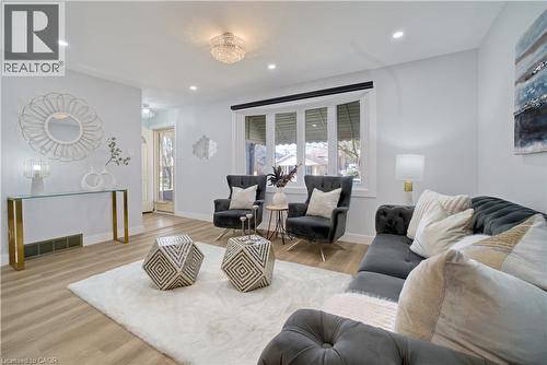 60 Lysanda Avenue, London, ON - Indoor Photo Showing Living Room