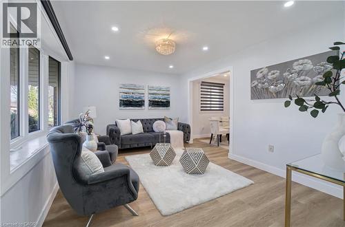 60 Lysanda Avenue, London, ON - Indoor Photo Showing Living Room
