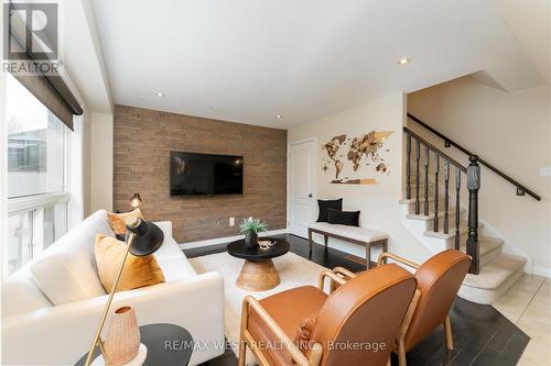 110 Banting Crescent, Essa, ON - Indoor Photo Showing Living Room