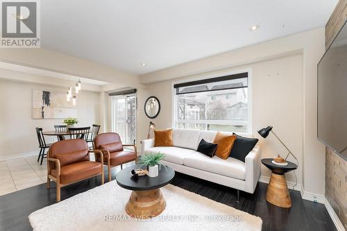 110 Banting Crescent, Essa, ON - Indoor Photo Showing Living Room