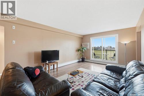 16 3030 Arlington Avenue, Saskatoon, SK - Indoor Photo Showing Living Room